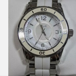 Relic Pearlized Dial White Bezel Round Silver Tone Case Link Bracelet Band Watch